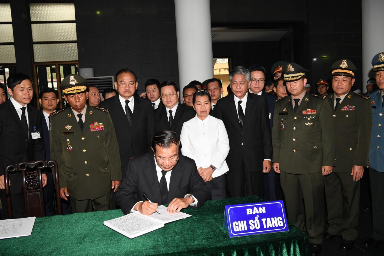 សំណេរអត្ថន័យដ៏ជ្រាលជ្រៅបំផុតរបស់សម្តេចតេជោ ហ៊ុន សែន រៀបរាប់រម្លឹកអំពីគុណបំណាច់ជាច្រើនរបស់លោក ឡេ ឌឹកអាញ់ នៅលើសៀវភៅក្រាំងមាស